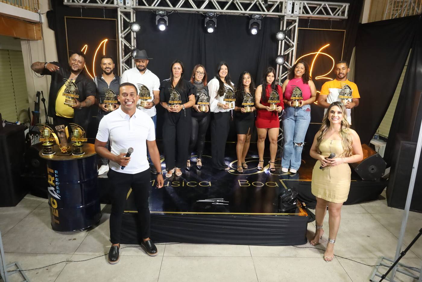 Finalistas e organização reunidos no palco do Troféu Música Boa 2025