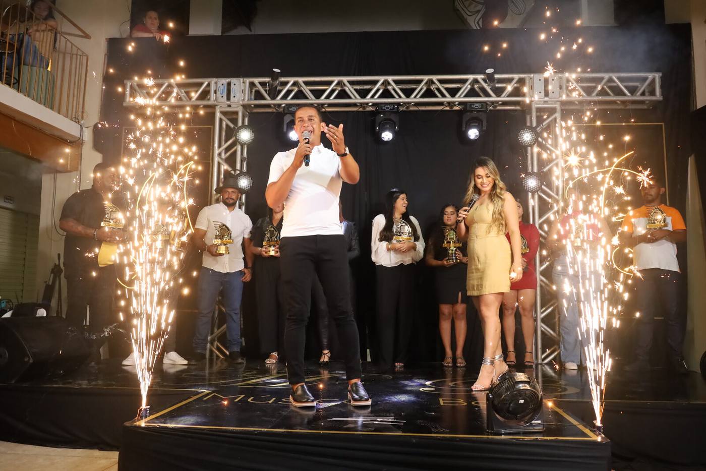 Palco do Troféu Música Boa 2025 com fogos de artifício